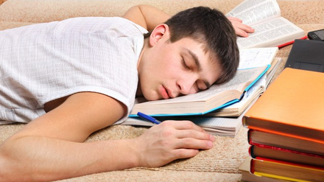 Thói quen thức khuya, ngủ không đủ giấc có thể gây yếu sinh lý nam giới